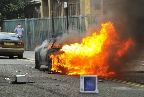 Londra, la rivolta si estende pure a Birmingham 
Palazzi in fiamme, auto devastate e saccheggi