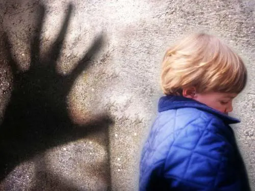 Viterbo, abusava delle nipotine di 8 e 10 anni 
Arresti domiciliari per il nonno paterno