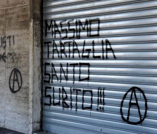 Muri ripuliti e teppisti liberi di risporcare