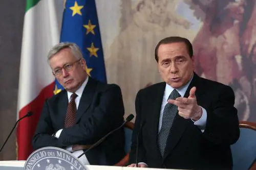 Rigore e niente compromessi: 
tagli a Province e piccoli Comuni