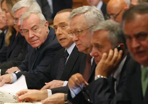 Berlusconi: "Uniti o salta tutto davvero"