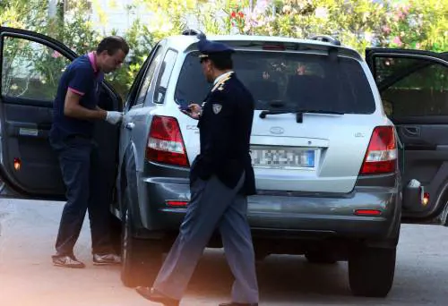 Sequestrano una donna, poi la lasciano sull'A1: 
i rapinatori erano rimasti a secco di benzina