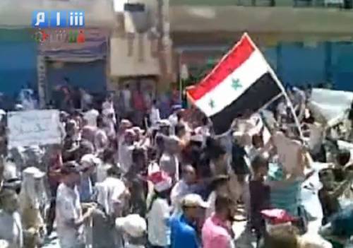 Continuano le proteste contro il governo in Siria 
L'esercito spara sulla folla: almeno 16 le vittime