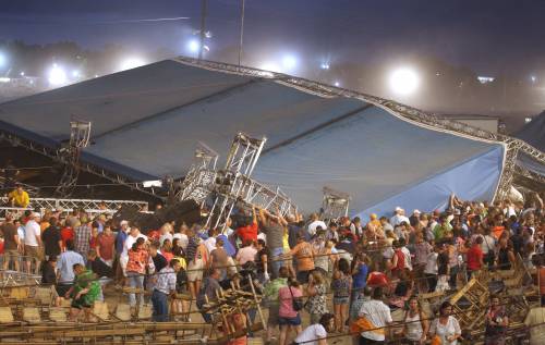 Raffica di vento fa crollare il palco al concerto 
Tragedia in Indiana: cinque vittime e 45 feriti