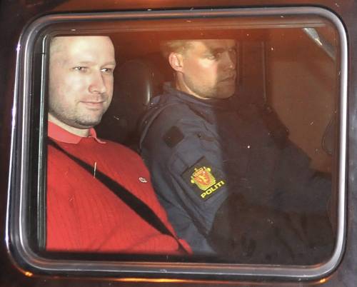 Norvegia, Breivik torna  sul luogo del massacro Ma non mostra rimorsi