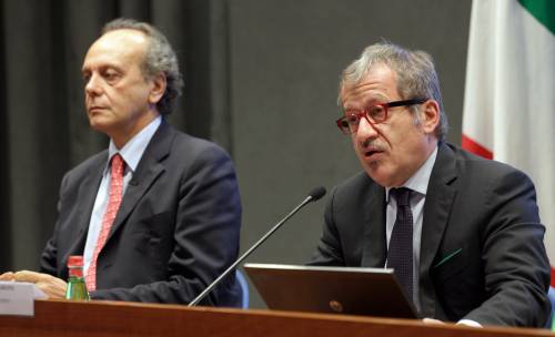 Berlusconi: "Il contributo di solidarietà resta" 
Ma Maroni frena: "Ora ridurre i tagli ai comuni"