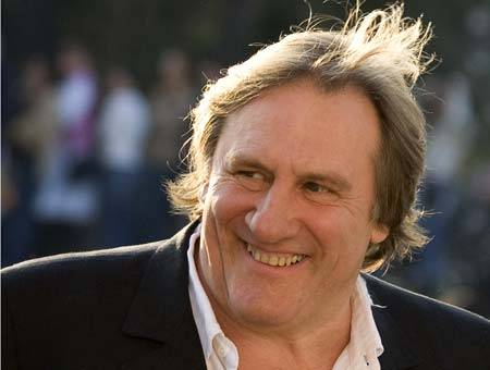 Depardieu "incontinente" 
gli scappa la pipì in volo 
e la fa in mezzo all'aereo