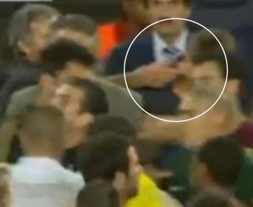 Mou-follia: perde il match 
e infila un dito nell'occhio 
del vice di Pep Guardiola