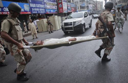 Pakistan, baby kamikaze fa strage in moschea: 
più di 50 fedeli morti, un centinaio i feriti