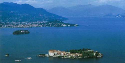 Lago Maggiore, ancora una tragedia in acqua 
Yacht investe un gommone: morta una donna