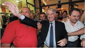 I dolori del rosso Pisapia:  
l'uomo dei poteri forti 
che teme i "poteri occulti"