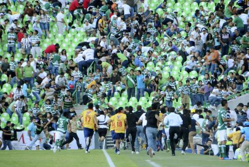 Messico, sparatoria all'esterno dello stadio 
Tifosi e calciatori in fuga, partita sospesa