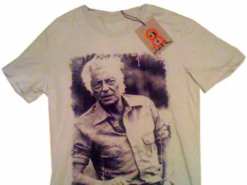 Agnelli sulla maglietta fa arrabbiare la nipote 
"Giù le mani dalla foto di mio zio, l’Avvocato"