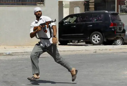 I ribelli: "Gheddafi è circondato" 
Ma lui è in tv: "Li distruggeremo"