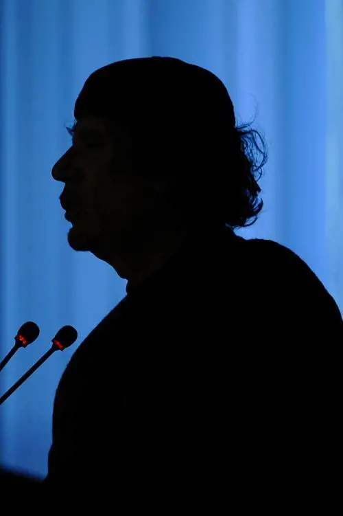 In Libia scatta la caccia all'uomo: 
bombe sul rifugio del raìs a Sirte