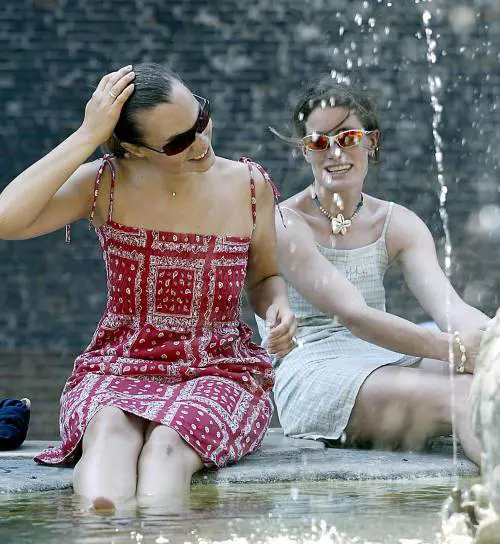 Ecco le prime piogge che spaventano solo il gazebo del Pd