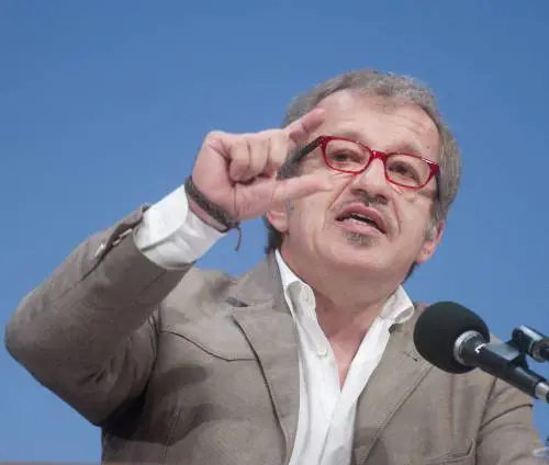 E Maroni delude i gufi: "Avanti fino al 2013"