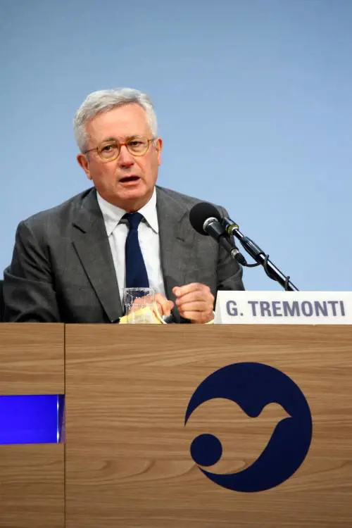 A Rimini Tremonti torna a chiedere gli eurobond 
"E' l’unico modo per
investire sul nostro futuro " 