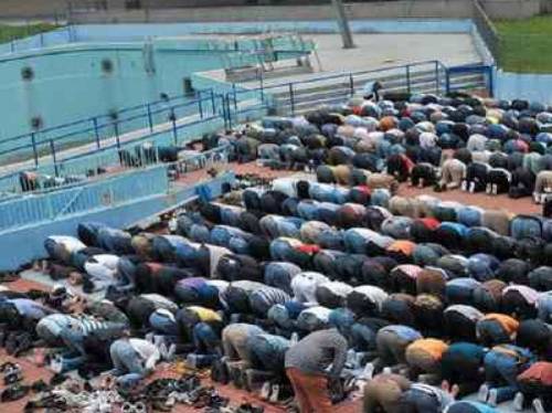 L'Islam trionfante 
Le giunte rosse aprono  
le porte alle moschee