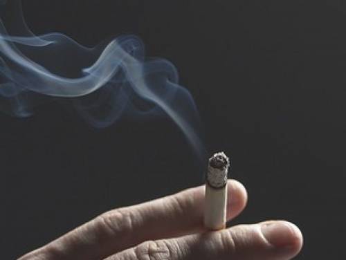Alle donne il fumo fa più male che agli uomini: 
una sigaretta fumata da lei fa 5 volte peggio