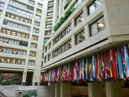 L'Fmi riduce le stime 
ma promuove l'Italia: 
"Bene il pareggio"