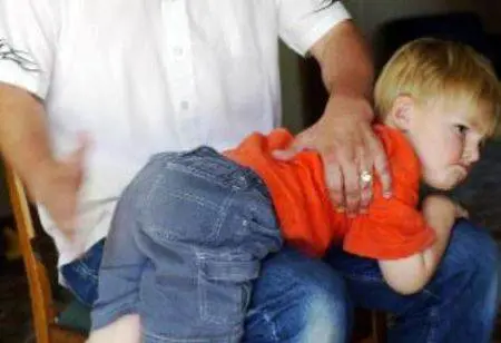 In vacanza a Stoccolma 
dà uno schiaffo al figlio 
e si ritrova in carcere