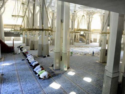 Anche i buonisti si arrendono: addio moschea