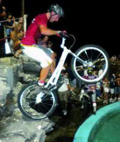 Tra moto e bici inerpicate sugli scogli c’è Miss Trial