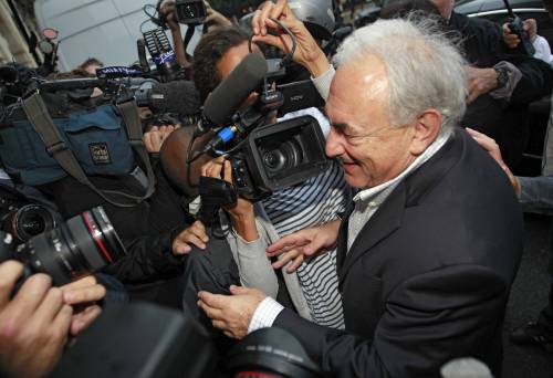 Dominique Strauss-Kahn dice addio a New York 
Dopo 4 mesi ritorna in Francia da uomo libero