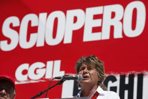 Lo sciopero della Cgil è un flop 
In piazza solo pensionati e no global