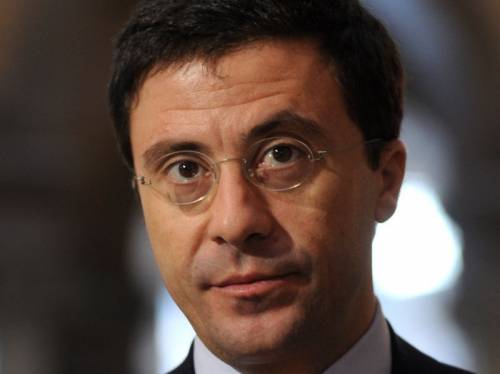 L'Ape Regina e gli sms 
del Bocchino innamorato 
E Italo querela la Began