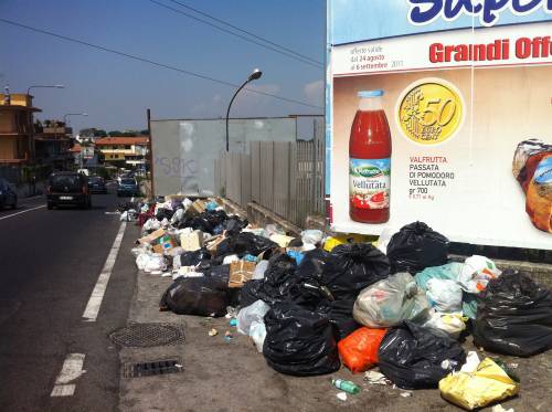 L'ultima di De Magistris: "Napoli è pulita" 
Ma le foto che pubblichiamo lo sbugiardano