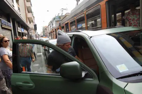 A Milano lascia il Suv lungo i binari del tram  
Il traffico in tilt: Lapo fugge via tra gli insulti