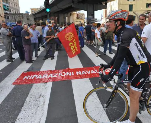 La Regione finge di condannare i violenti