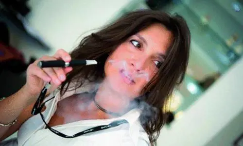 La «sigaretta elettronica» si fuma davvero, ma non fa male
