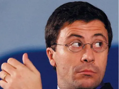 Beffa per Bocchino:  
da vittima a "stalker"