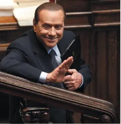Mercati ancora giù 
Berlusconi va in Europa  
(e scrive ai giudici)