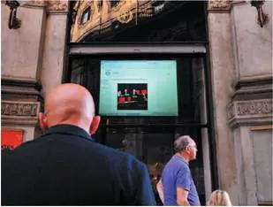 Davanti ai video del Comune? Otto persone