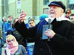 Anche Dario Fo bacchetta la giunta Pisapia:  
"A sinistra cagnolini in cerca di briciole"