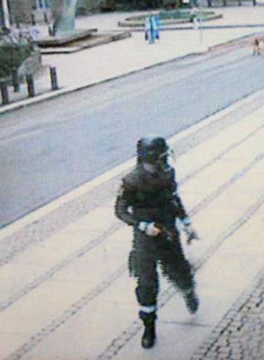 Breivik fu ripreso da telecamere di sorveglianza 
Nessuno lo fermò nonostante la pistola in mano 