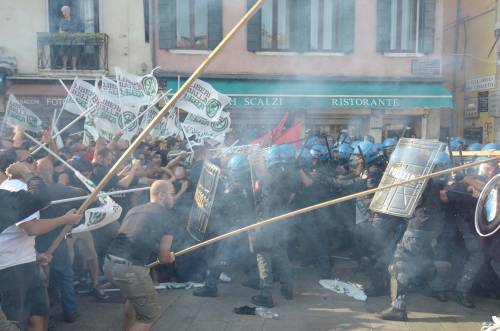 I centri sociali sbarcano a Venezia 
Stazione bloccata, feriti 6 agenti