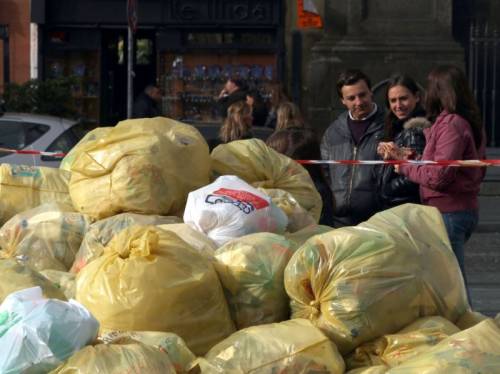 Napoli sotto i rifiuti ma il cda si fa un regalo: 
5mila euro in più in busta paga per 13 dirigenti