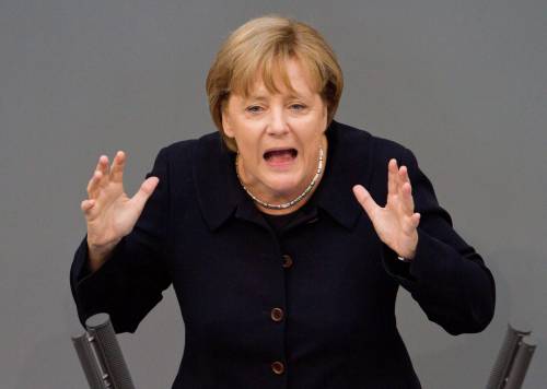 Crisi, la Merkel avverte: 
"Se mai crollerà l'euro,  
crollerà anche l'Europa"