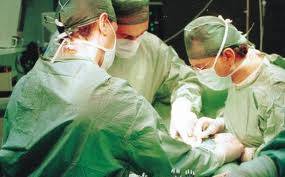 Massa, falsi ortopedici in sala operatoria 
A usare il bisturi erano gli agenti di commercio   
 
