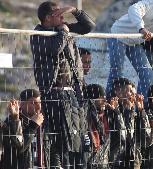 Guerriglia a Lampedusa: 
extracomunitari in rivolta 
Il Viminale: "Ora via tutti"