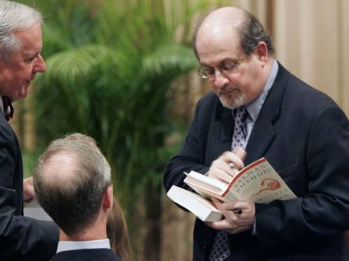 Rushdie: "Qualcuno si spaccia per me su Twitter" 
I social network mietono un'altra vittima illustre