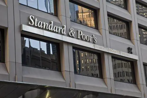 Crisi, S&P: declassate sette banche italiane 
Nuovo allarme della Fed: "Crescita a rischio"