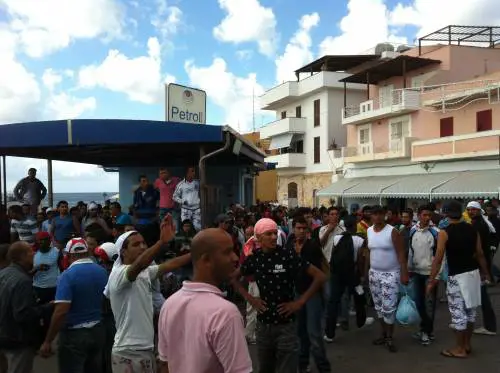 Gli anarchici istigano gli immigrati alla rivolta 
Caos al Cie di Torino scappano in 22, agenti feriti