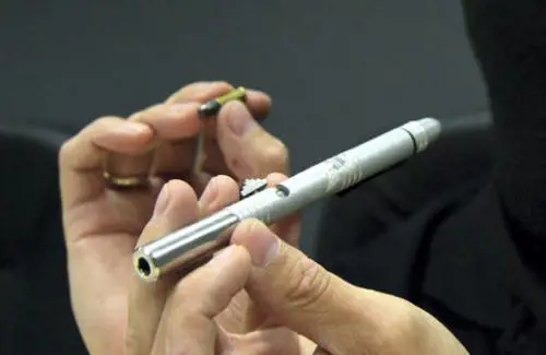 Come in un film di 007 
Scoperta in Sardegna 
fabbrica di penne-pistola