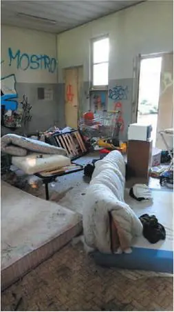 Via Valvassori Peroni, la palazzina del Comune fortino degli anarchici